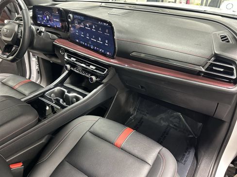 Certified 2024 Chevrolet Traverse RS w/ LPO, Floor Liner Package AWD/4WD image 31