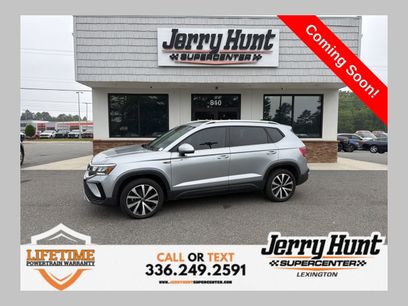 Used 2024 Volkswagen Taos SE w/ Panoramic Sunroof Package