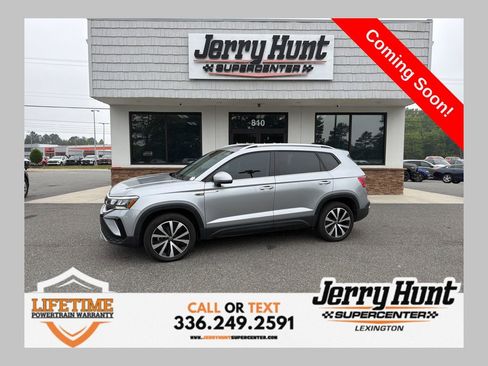 Used 2024 Volkswagen Taos SE w/ Panoramic Sunroof Package FWD image 1