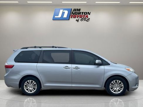 Used 2017 Toyota Sienna XLE w/ XLE Navigation Package image 4