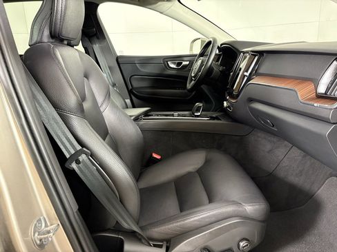 Used 2023 Volvo XC60 B5 Plus image 13