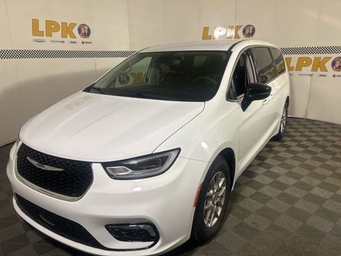 Used 2024 Chrysler Pacifica Touring-L FWD image 10