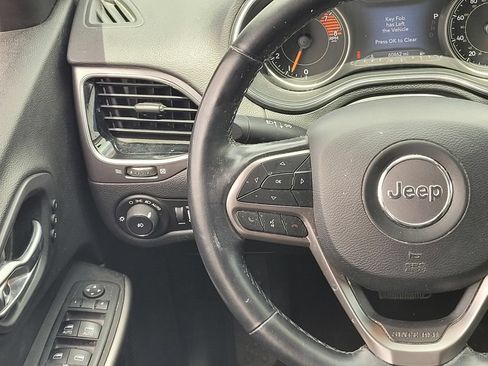 Used 2019 Jeep Cherokee Limited w/ Luxury Group FWD image 12