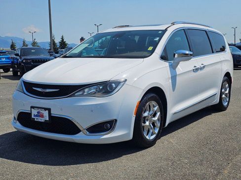 Used 2017 Chrysler Pacifica Limited FWD image 7