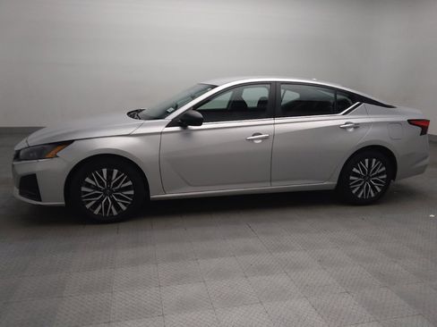 Used 2024 Nissan Altima 2.5 SV FWD image 2