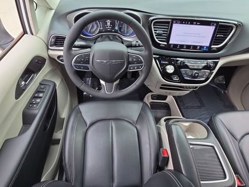 Used 2023 Chrysler Pacifica Touring-L FWD image 15