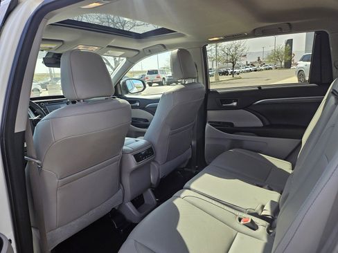Used 2017 Toyota Highlander Limited image 16
