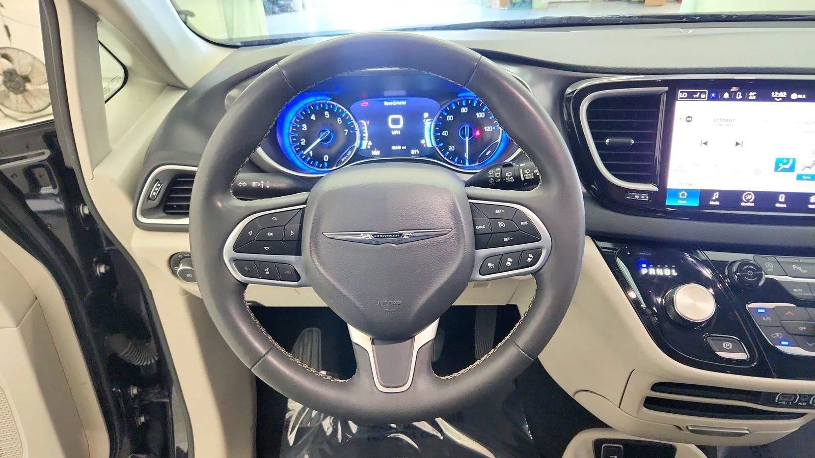 Used 2023 Chrysler Pacifica Touring-L FWD image 26
