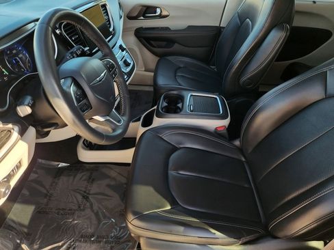 Used 2023 Chrysler Pacifica Touring-L FWD image 14