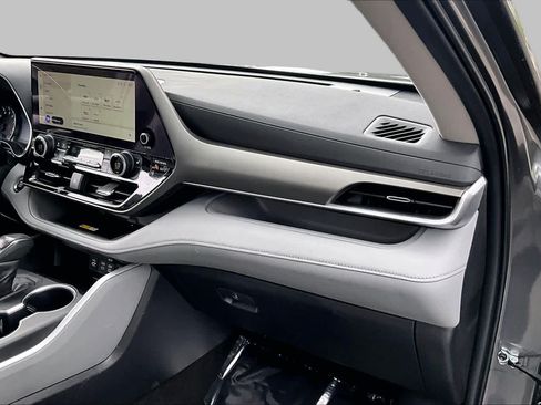 Used 2023 Toyota Highlander XLE FWD image 19