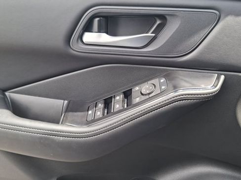 Certified 2025 Nissan Rogue SV FWD image 17