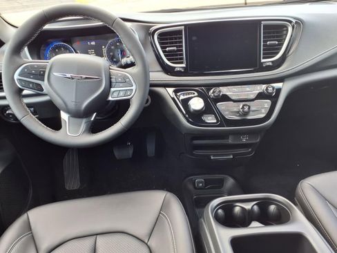New 2026 Chrysler Pacifica Select image 9