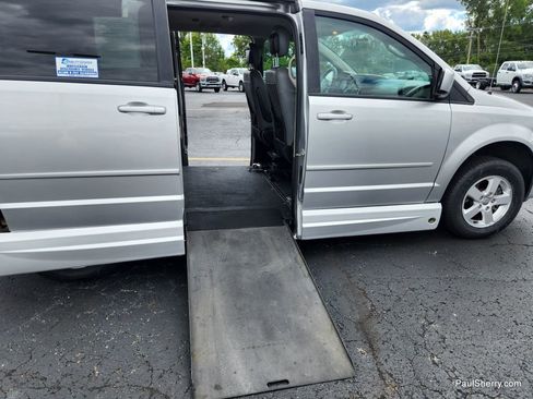 Used 2012 Dodge Grand Caravan SXT image 3