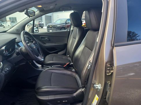 Used 2022 Chevrolet Trax LT w/ LT Convenience Package image 7