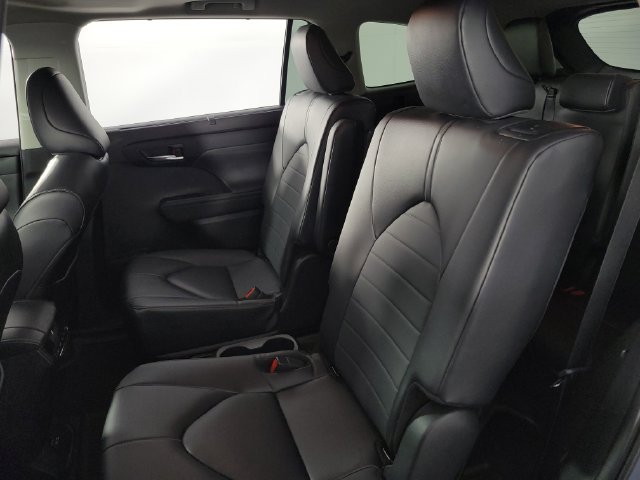 Used 2024 Toyota Highlander XLE FWD image 15