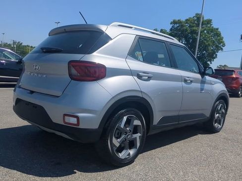 Used 2025 Hyundai Venue SEL FWD image 4