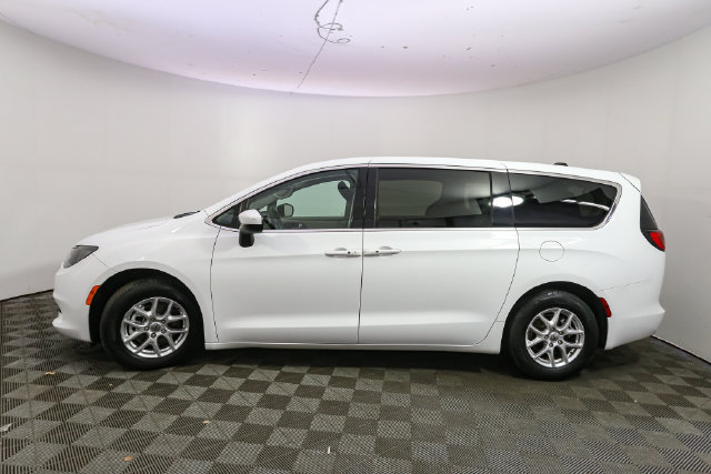 Used 2022 Chrysler Voyager LX FWD image 6