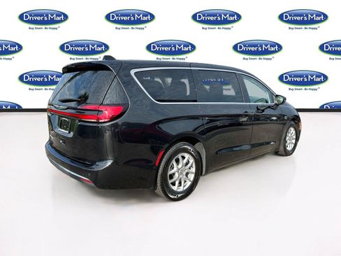 Used 2023 Chrysler Pacifica Touring-L FWD image 7