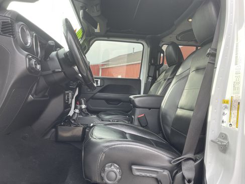 Used 2020 Jeep Gladiator Overland image 12