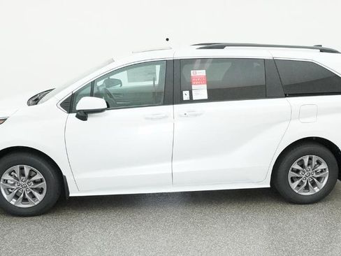 New 2026 Toyota Sienna XLE FWD image 6