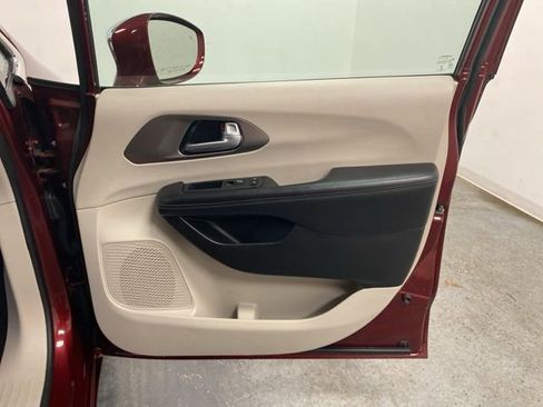 Used 2018 Chrysler Pacifica Limited FWD image 26