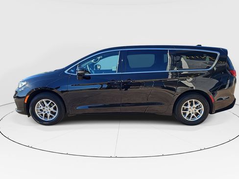 Used 2025 Chrysler Pacifica Select image 6