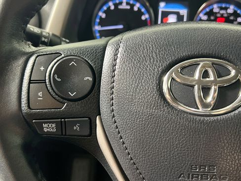 Used 2018 Toyota RAV4 Limited FWD image 18
