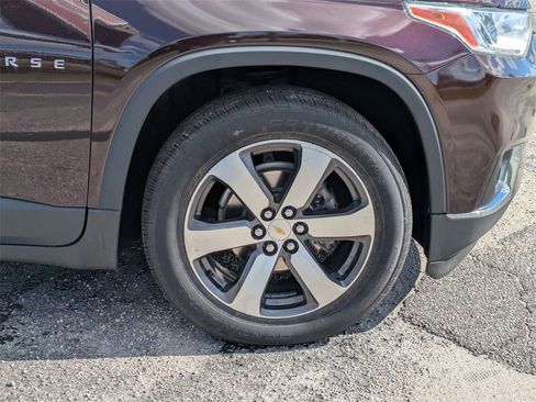 Used 2021 Chevrolet Traverse LT w/ LT Premium Package image 11