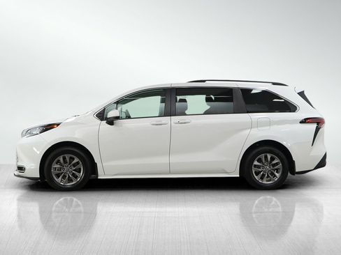 Used 2022 Toyota Sienna LE FWD image 2