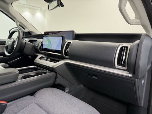 Used 2025 Ford Expedition Active image 35