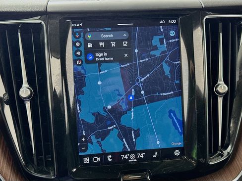 Used 2023 Volvo XC60 B5 Plus image 2