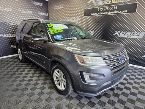 Used 2017 Ford Explorer XLT w/ Equipment Group 202A FWD image 7