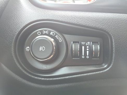 Certified 2022 Jeep Renegade Trailhawk AWD/4WD image 11