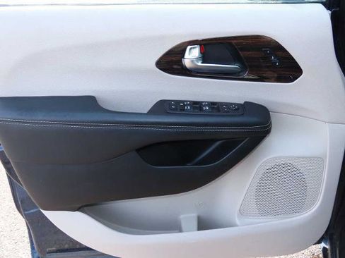 Used 2023 Chrysler Pacifica Limited image 4