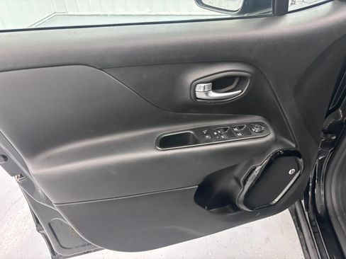 Used 2017 Jeep Renegade Altitude FWD image 35