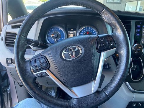 Used 2017 Toyota Sienna XLE FWD image 13