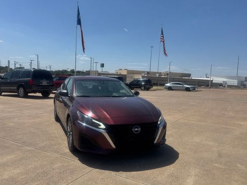 Certified 2024 Nissan Altima 2.5 SV FWD image 3