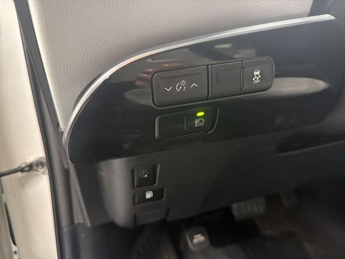 Used 2020 Toyota Prius Prime XLE FWD image 31