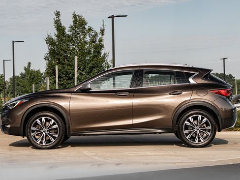 Used 2018 INFINITI QX30 Premium w/ Navigation Package AWD/4WD image 6