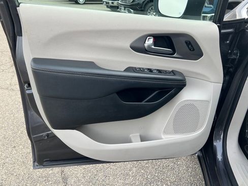 Used 2023 Chrysler Pacifica Touring-L image 11