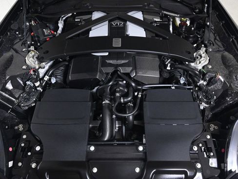 Used 2025 Aston Martin Vanquish image 35