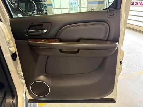 Used 2014 GMC Yukon XL Denali AWD/4WD image 30