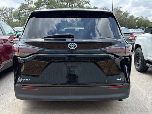 Used 2025 Toyota Sienna XLE image 6