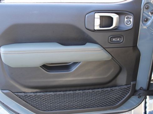 New 2025 Jeep Gladiator Mojave image 9