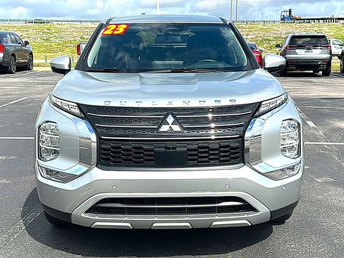 Used 2023 Mitsubishi Outlander SE image 11