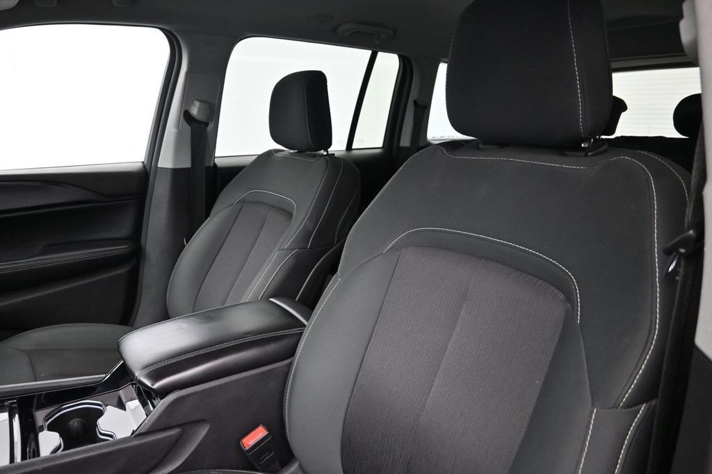 Used 2023 Jeep Grand Cherokee Laredo RWD image 10