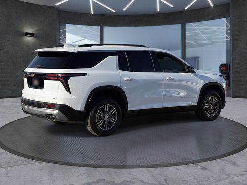 Certified 2024 Chevrolet Traverse LT w/ Trailering Package FWD image 6