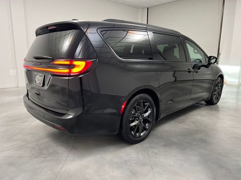 Used 2025 Chrysler Pacifica Limited image 7