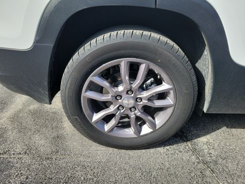 Used 2024 GMC Terrain SLT AWD/4WD image 8