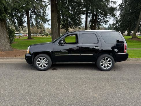 Used 2013 GMC Yukon Denali image 2